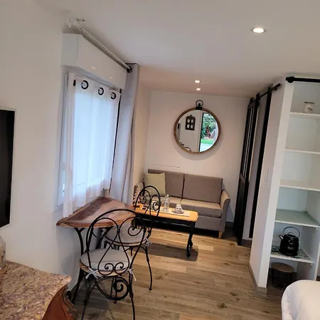 Au Chant Des Oiseaux Nocleg ze śniadaniem 3*