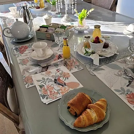 Au Chant Des Oiseaux Bed & Breakfast 3*