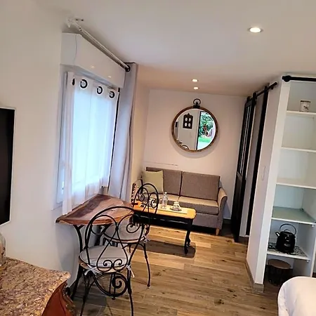 Au Chant Des Oiseaux Bed & Breakfast 3*
